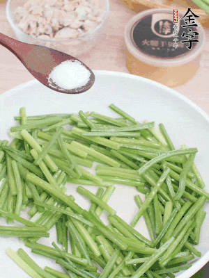 起鍋熱油，下韭菜苔炒至變色。加少許鹽。