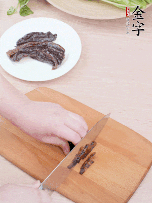 金字醬油肉下鍋煮10分鐘，切薄片。