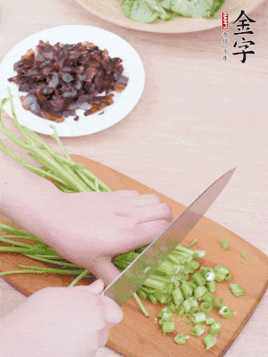 空心菜摘掉葉子，菜梗切成丁。