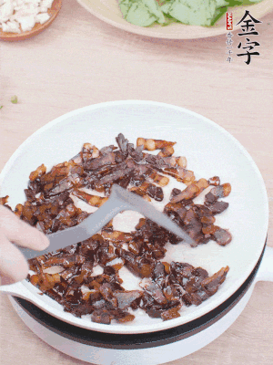起鍋熱油，煸香醬油肉，撥拉到一邊。