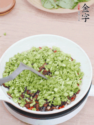 下菜梗翻炒，混合醬油肉。