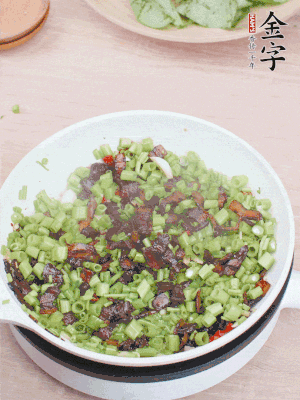 1勺生抽、1勺蠔油、1點(diǎn)點(diǎn)白糖調(diào)味。