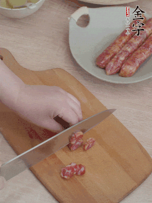 香腸切片。（圓片一點，不用很斜）