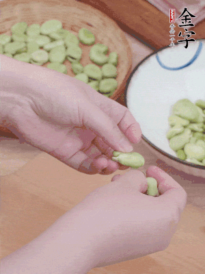 蠶豆剝殼，去掉豆衣，切碎。