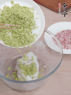 糯米粉邊揉邊加水，成團(tuán)后揉進(jìn)蠶豆、咸肉。