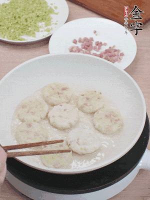 鍋中涼油，慢煎至兩面有脆殼。（油可以多一點）