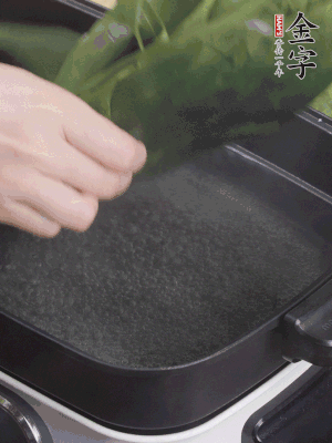 粽葉入沸水煮1分鐘，翻面再煮1分鐘，清洗干凈加水浸泡。