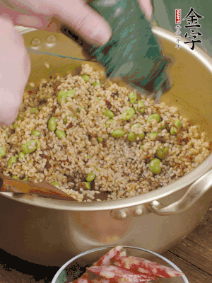 再附一張粽子，一齊向后折疊，線繩捆綁。