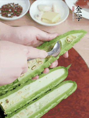 苦瓜去籽切薄片，一點(diǎn)鹽拌勻，10分鐘后沖洗控干。香蔥切蔥花、姜切末、蒜拍碎、干辣椒切圈。