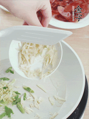 油4成熱，下蔥姜蒜、干辣椒、花椒煸出香味。