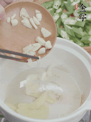 砂煲熱油，姜蒜、辣椒煸香。