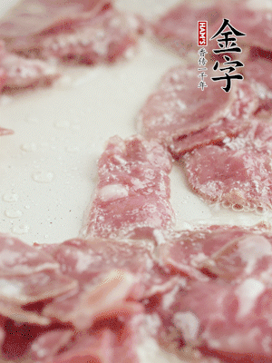 炒鍋熱油，下培根火腿煸炒。