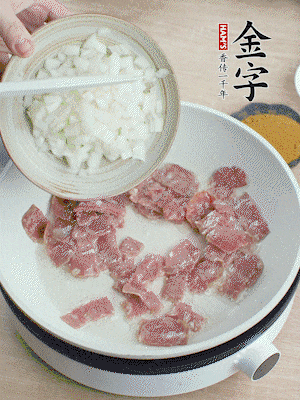 依次下洋蔥、紅菜椒、豌豆粒、玉米粒翻炒均勻。