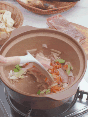 砂鍋中倒入油，放入姜片、蔥段、咸肉、海米炒出香味。