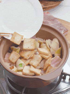 依次下春筍、豆腐，開(kāi)水沒(méi)過(guò)食材。