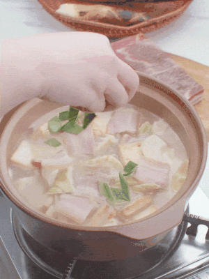 一小撮鹽、糖、雞精調(diào)味，最后撒點(diǎn)蒜葉點(diǎn)綴。