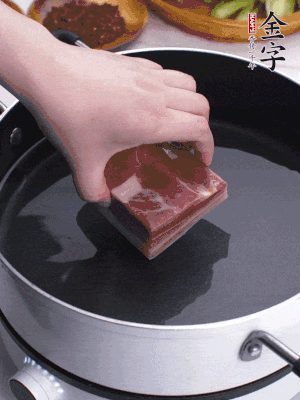 金字淡咸肉冷水入鍋煮15分鐘。