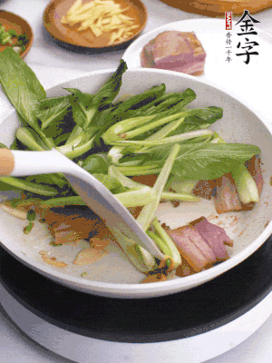 下小青菜翻炒，菜梆子變軟時(shí)，撒一點(diǎn)鹽、雞精調(diào)味。