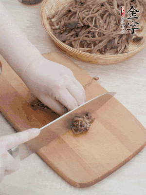干茶樹菇浸泡過夜，去老根焯水，擠干水份。