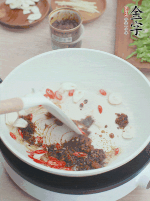 熱鍋涼油，姜蒜、辣椒、金字火腿xo醬炒香。