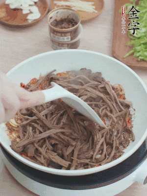 下茶樹菇煸炒4分鐘。