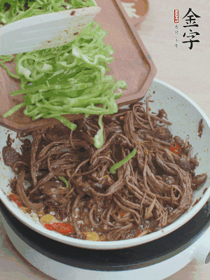 水分煸干，下青椒絲快炒1分鐘。