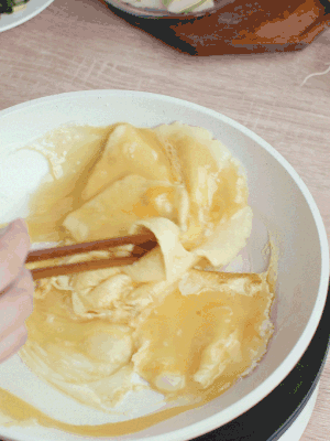 油6成熱時，下雞蛋液，邊緣凝固時翻拌成塊狀。