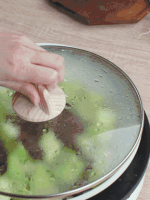 西葫蘆略出水時，加一小撮鹽調(diào)味。