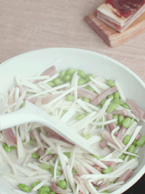 下茭白絲、青豆翻炒。
