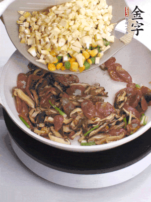 鍋里熱油，爆香蔥白，下香腸片炒至微微出油，加時蔬粒、香菇粒、春筍粒翻炒均勻。