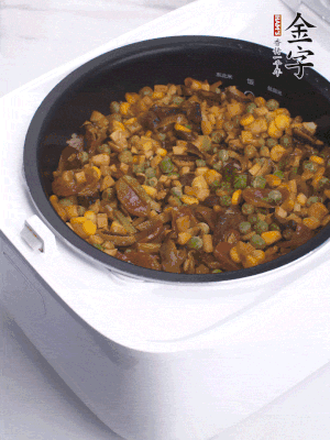 電飯煲按煮飯鍵，出鍋撒蔥花。