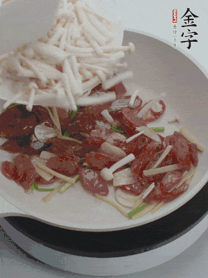 放白玉菇、青紅辣椒、雞蛋。