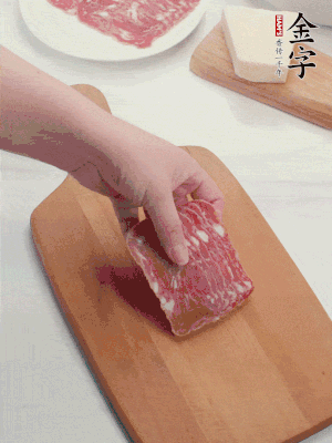 金字培根火腿改刀切小片；白洋蔥切?。恍迈r豌豆剝殼。