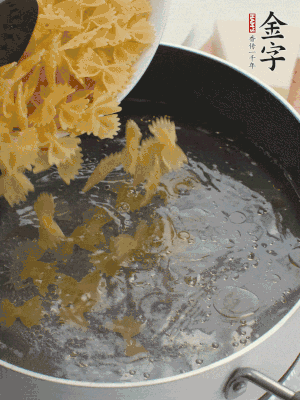 蝴蝶面加橄欖油煮熟；豌豆焯水30秒。