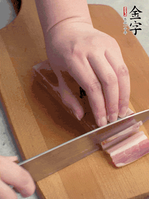 百合切去頭尾，分開洗凈;咸肉切薄片。