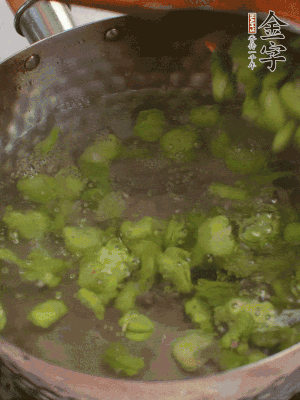 鍋中水沸，放一撮鹽，下蠶豆豆瓣焯3分鐘，下百合，3秒撈出，一起撈出瀝水。
