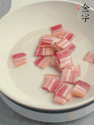 鍋中少許油，金字淡咸肉煸香。
