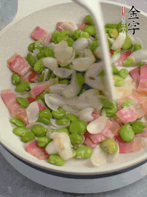 放蠶豆豆瓣、百合炒勻。