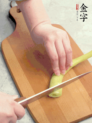 蔥切段，姜切絲，辣椒斜切成塊。