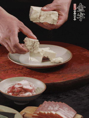 一塊老豆腐掰成大塊。