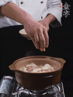下蝦仁干，煮5分鐘。撒蒜葉，煮1分鐘。