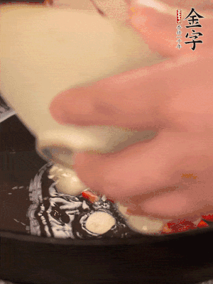 豬油潤(rùn)鍋，下辣椒、大蒜、火腿片煸香。