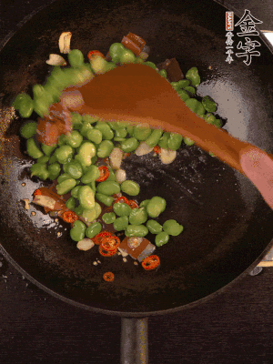 再下蠶豆煸炒，加1勺料酒調(diào)味。