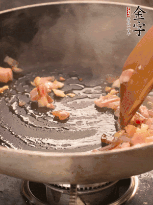 熱油爆香大蒜粒，煸香咸肉丁，淋一勺黃酒調(diào)味。