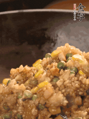 再下糯米，1勺蠔油、2勺生抽調(diào)味翻炒均勻。