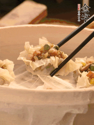 包好的燒賣放在蒸籠上，水開后蒸8分鐘左右。