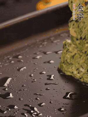 熱鍋擦一下油，下面糊攤平。