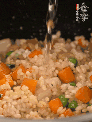 把食材轉(zhuǎn)移到電飯鍋中，倒入點清水，正常煮飯。