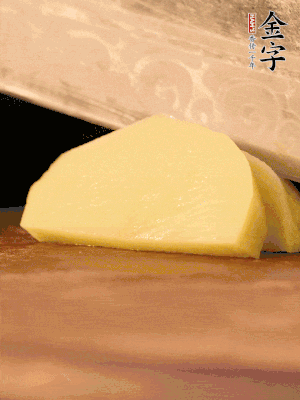 土豆去皮切丁。水開后，放入鍋中煮2-3分鐘，撈出瀝干水分。
