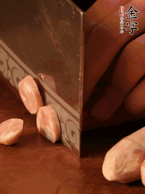 金字烤腸切圓片。